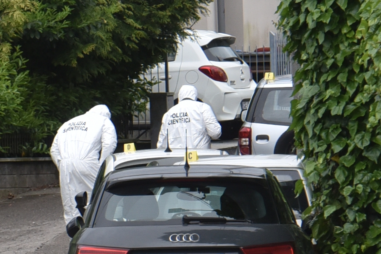 Varese, la polizia scientifica sulla scena del delitto