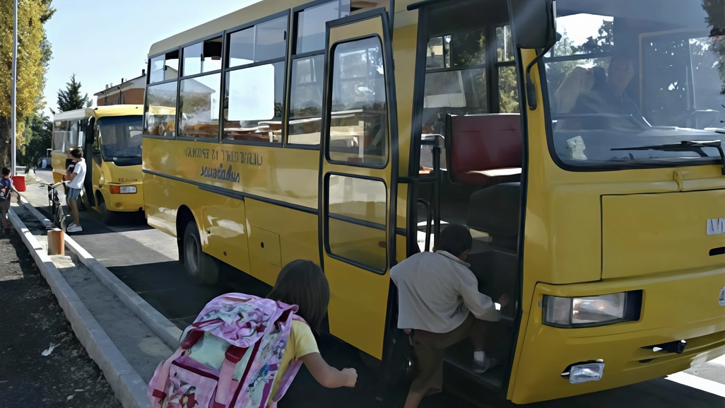 Alla scuola Pertini di Desio la domanda di trasporto supera l’offerta Si è quindi creata una lista d’attesa di 11 bambini, un’esigenza che in passato non si era manifestata e che ha colto in contropiede il Comune Alla scuola Pertini di Desio la domanda di trasporto supera l’offerta Si è quindi creata una lista d’attesa di 11 bambini, un’esigenza che in passato non si era manifestata e che ha colto in contropiede il Comune