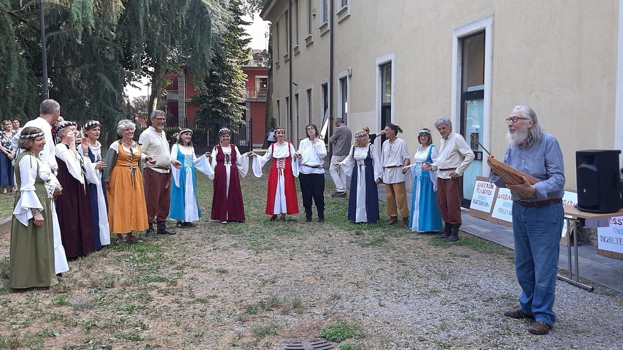 Alla presentazione della mostra di Michele Sangineto c’era il gruppo “Incontro Danza“ Alla presentazione della mostra di Michele Sangineto c’era il gruppo “Incontro Danza“