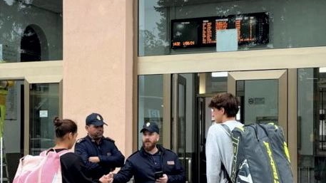 Attività di controllo straordinaria alla stazione di Voghera: 3 esercizi pubblici controllati, 190 persone identificate e un individuo espulso per irregolarità sul territorio nazionale. Focus su sicurezza viaggiatori e contrasto reati, con particolare attenzione a stranieri irregolari e spaccio stupefacenti. Coinvolte polizia ferroviaria, polizia di Stato e locale. Progetto "Smart" per monitorare aree a rischio. Attività di controllo straordinaria alla stazione di Voghera: 3 esercizi pubblici controllati, 190 persone identificate e un individuo espulso per irregolarità sul territorio nazionale. Focus su sicurezza viaggiatori e contrasto reati, con particolare attenzione a stranieri irregolari e spaccio stupefacenti. Coinvolte polizia ferroviaria, polizia di Stato e locale. Progetto "Smart" per monitorare aree a rischio.