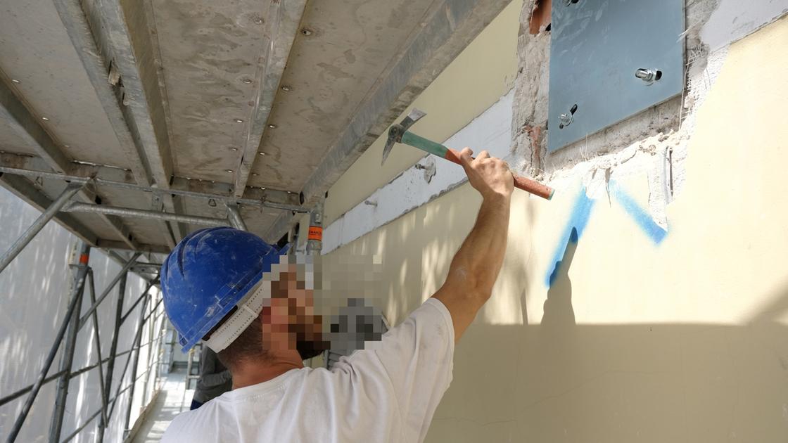 milano 15 operai protestano su un8217impalcatura in centro