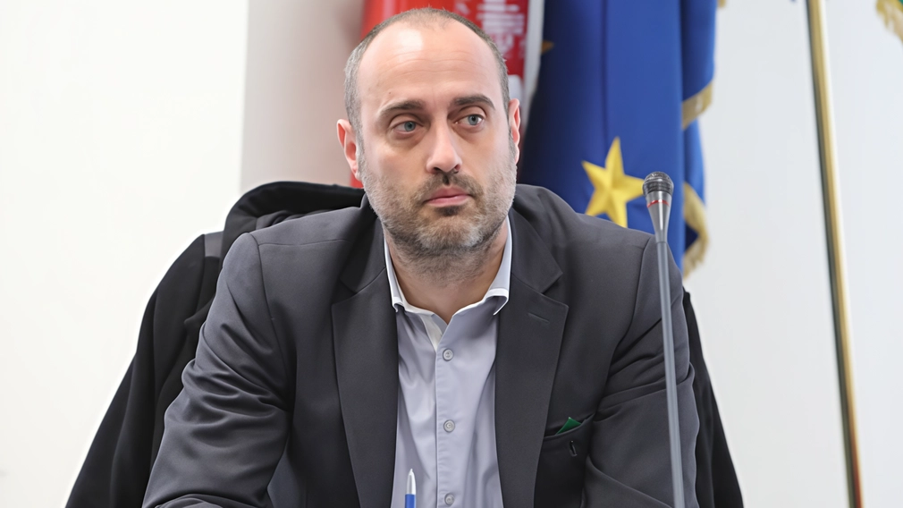 Il leghista Villa critica il primo cittadino dopo l’approvazione delle variazioni di bilancio. Dalla sicurezza stradale ai fondi per il verde: i primi atti sono stati “replicati” dal centrodestra. Il leghista Villa critica il primo cittadino dopo l’approvazione delle variazioni di bilancio. Dalla sicurezza stradale ai fondi per il verde: i primi atti sono stati “replicati” dal centrodestra.