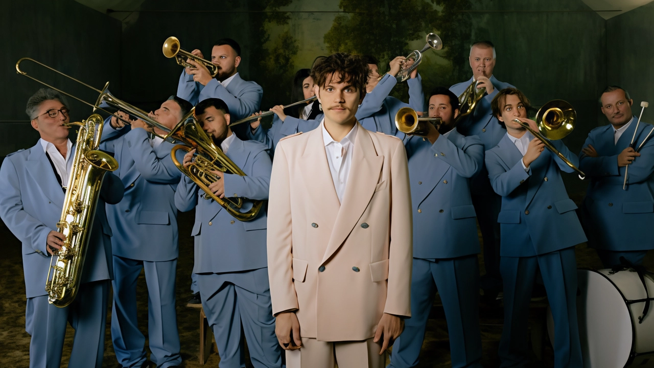 Il musicista stasera sul palco del Bellezza accompagnato da 12 strumentisti, nel segno della festa di piazza "Per battere la noia ho bisogno di entusiasmarsi sempre con cose nuove, proprio come questo progetto". Il musicista stasera sul palco del Bellezza accompagnato da 12 strumentisti, nel segno della festa di piazza "Per battere la noia ho bisogno di entusiasmarsi sempre con cose nuove, proprio come questo progetto".