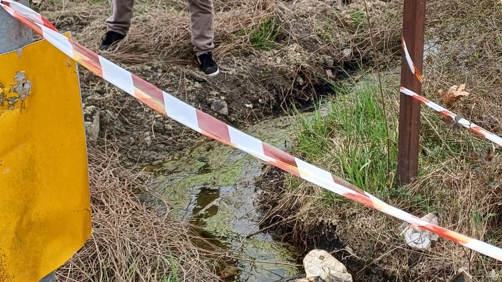 Il campo allagato dalla perdita d’acqua potabile