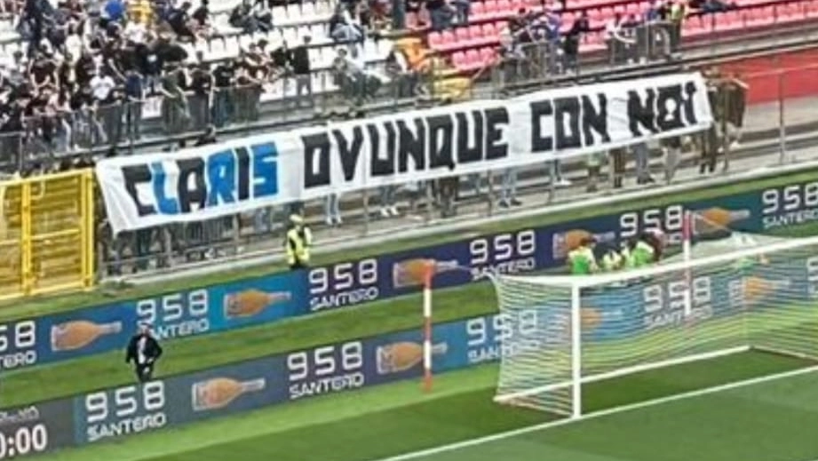 Lo striscione esposto dagli ultrà atalantini a Monza
