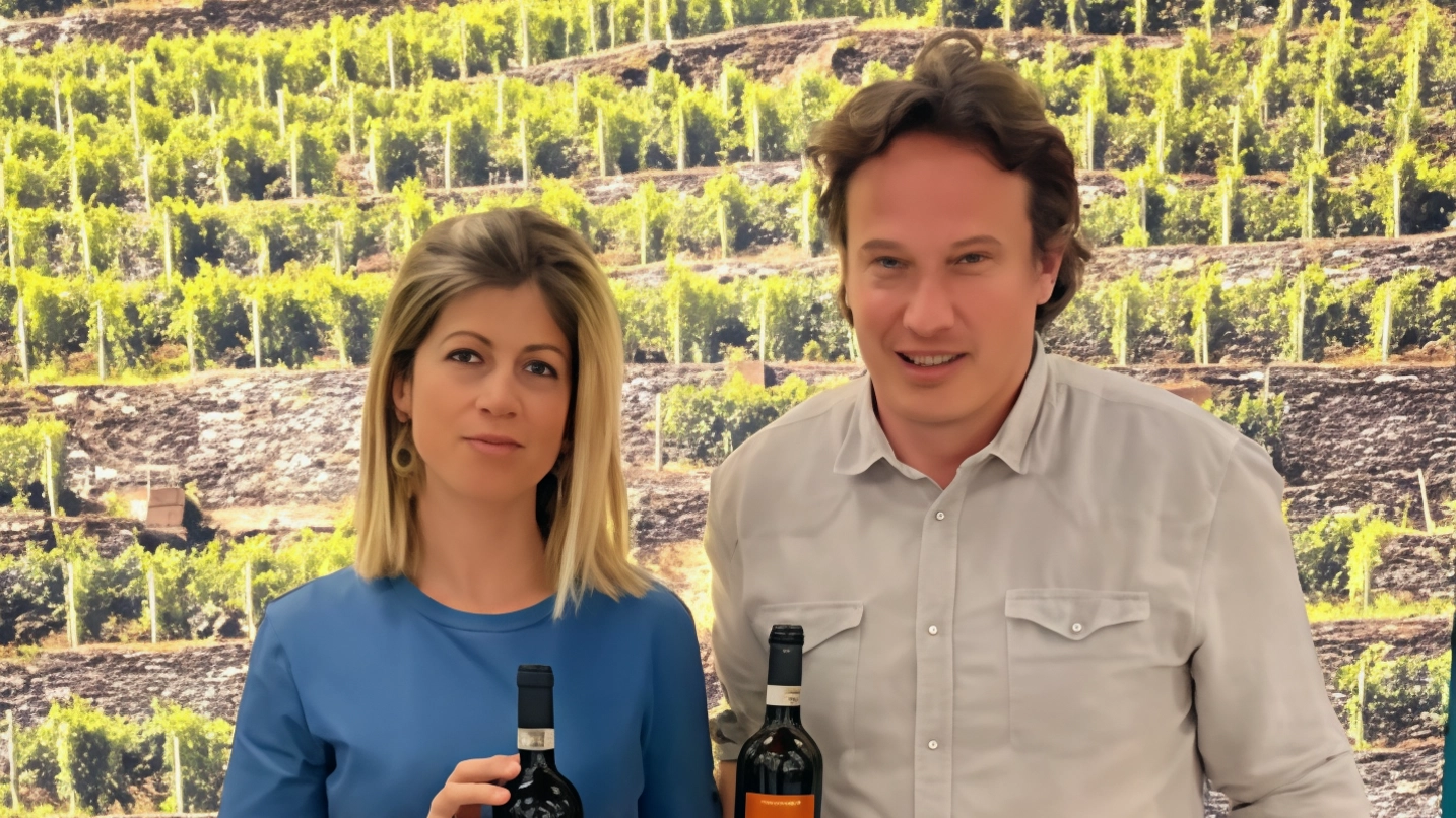 Vinitaly 2024 a Sondrio: successo per la Valtellina con premi e interesse crescente per i vini locali. Operatori stranieri in aumento confermano l'importanza del settore. Presidente Consorzio soddisfatto, ma serve più marketing.