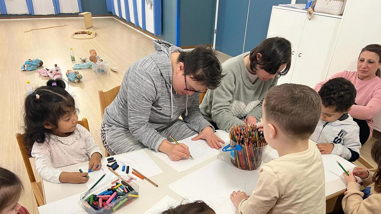 Gli ospiti speciali (persone con disabilità fisiche o psichiche) portano sempre dei doni: un libro da leggere insieme, un oggetto... Gli ospiti speciali (persone con disabilità fisiche o psichiche) portano sempre dei doni: un libro da leggere insieme, un oggetto...