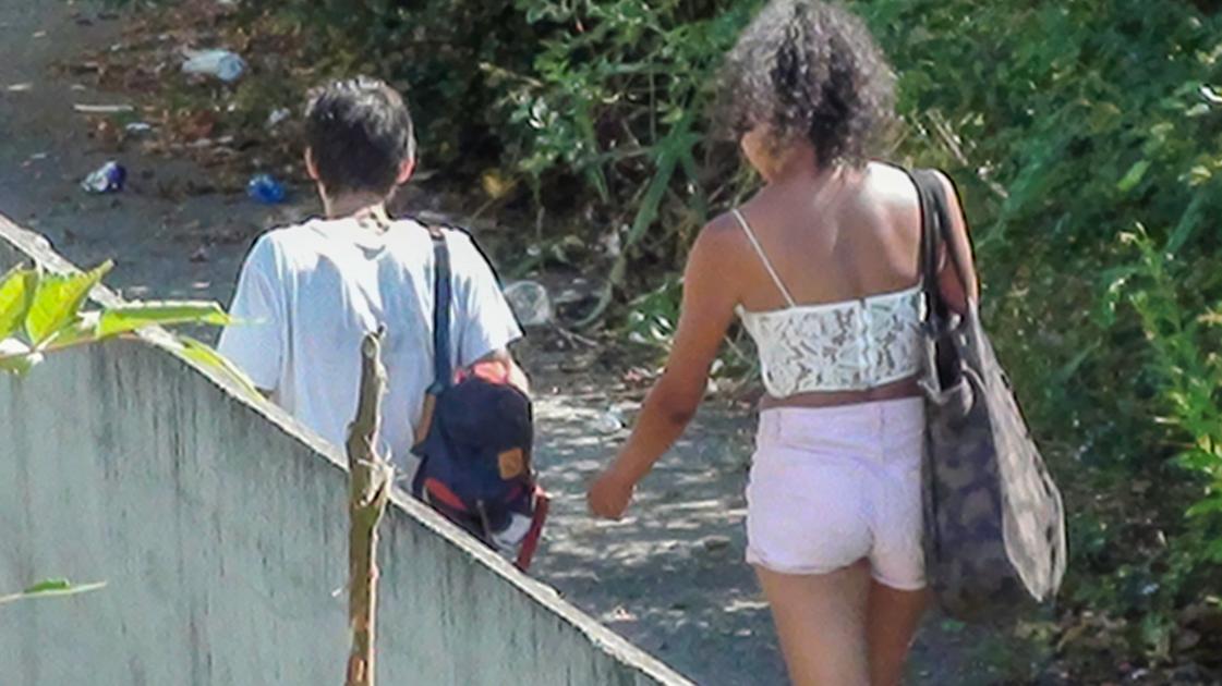 sorpreso a scavalcare la recinzione nel bosco della droga di rogoredo minaccia i poliziotti con una siringa