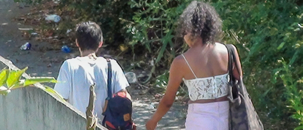 Sorpreso a scavalcare la recinzione nel bosco della droga di Rogoredo, minaccia i poliziotti con una siringa