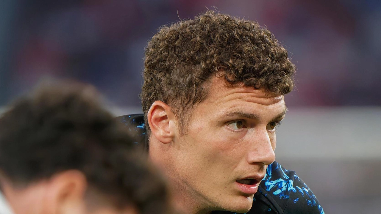 Nerazzurri su un difensore a prescindere dalla partenza del francese: Solet in pole. L’ipotesi saudita non convince e l’agente lo ha proposto invano al Barcellona. Dovesse rimanere nella rosa di Chivu potrebbe essere fuori dalla lista per le coppe. .