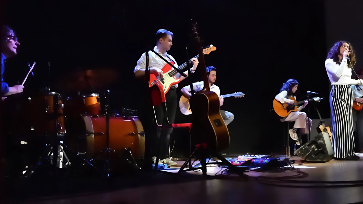 La 22MQ Band e gli attori della compagnia Eccentrici Dadarò protagonisti dello spettacolo “I due Lucio” La 22MQ Band e gli attori della compagnia Eccentrici Dadarò protagonisti dello spettacolo “I due Lucio”