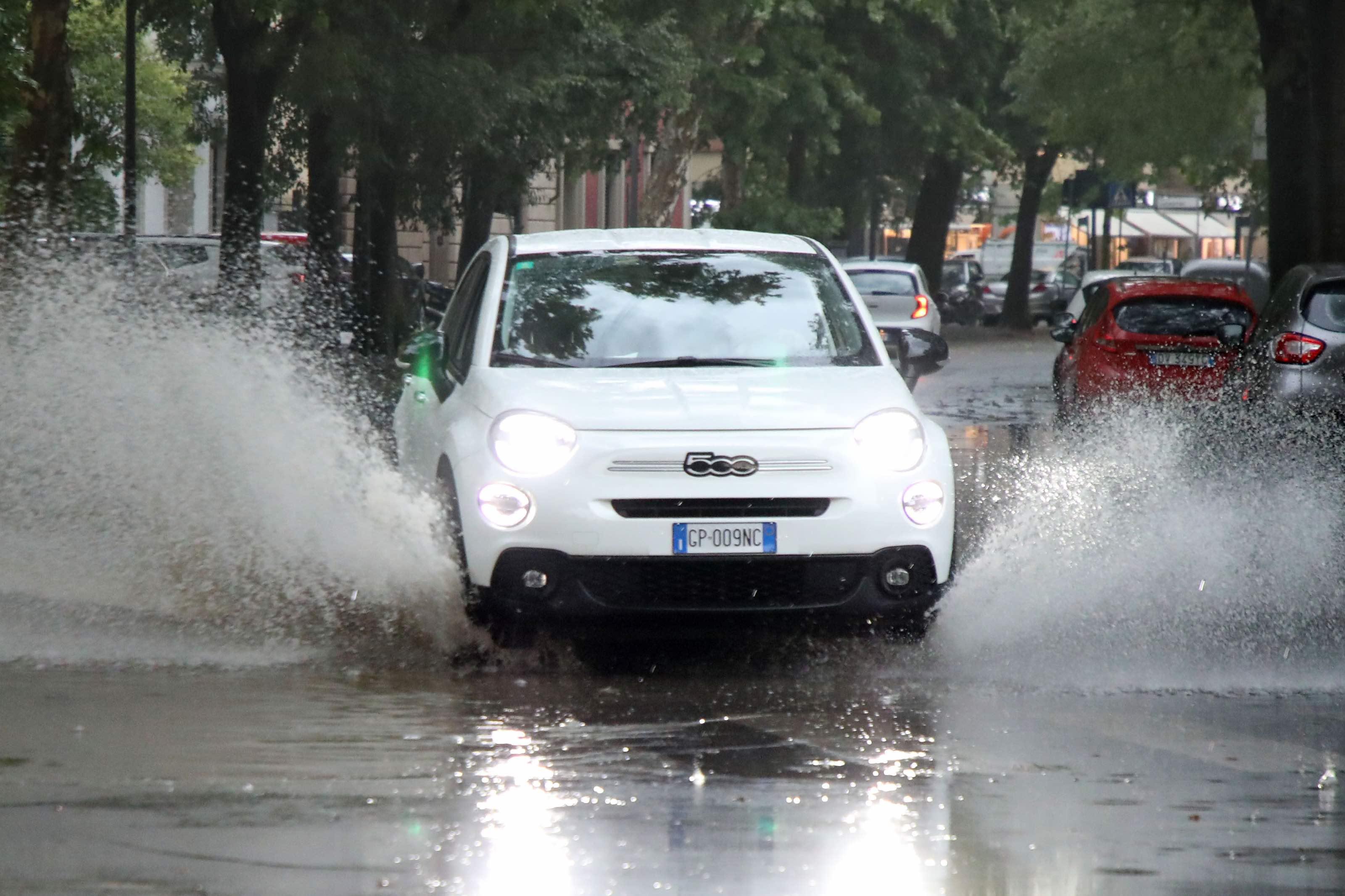 Nubifragio nel Meratese, bomba d’acqua: la statale 36 allagata, fulmini su cabine elettriche