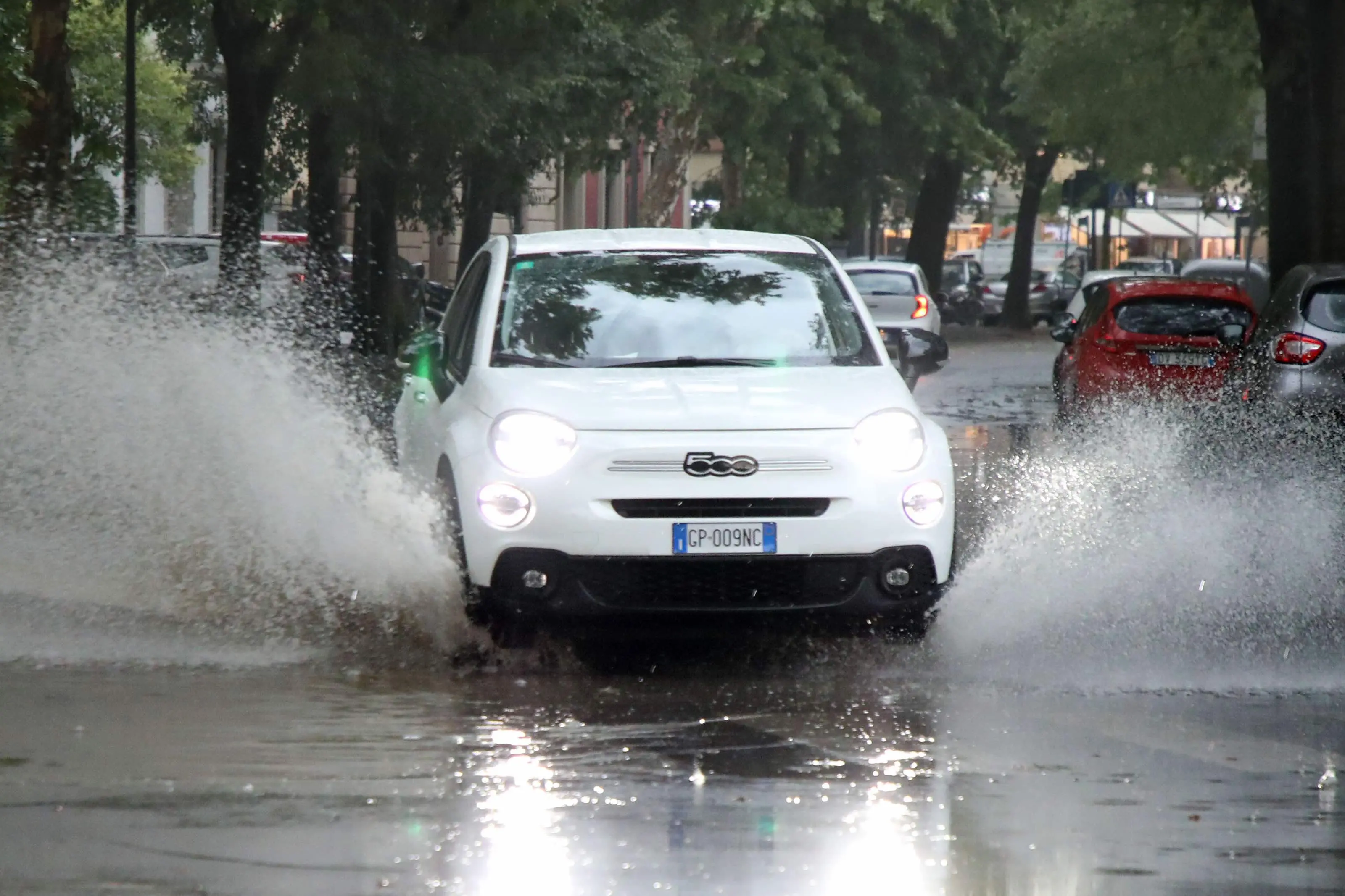 Nubifragio nel Meratese, bomba d’acqua: la statale 36 allagata, fulmini su cabine elettriche