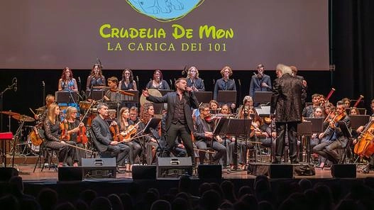 Un castello, un’orchestra e musiche che hanno fatto sognare intere generazioni. Si preannuncia magica la serata in programma alle 21 al... Un castello, un’orchestra e musiche che hanno fatto sognare intere generazioni. Si preannuncia magica la serata in programma alle 21 al...
