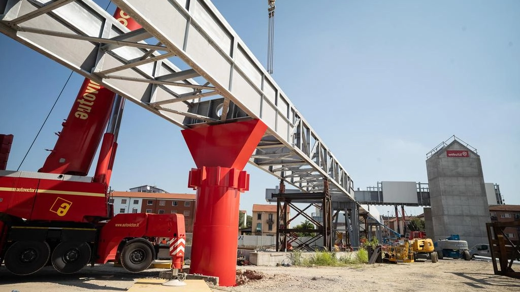 A Milano, i lavori per completare la M4 fino a San Cristoforo continuano con la sistemazione della passerella ciclopedonale. Modifiche alla viabilità in zona fino a domani. Riaperture previste entro settembre per altri cantieri della tratta. A Milano, i lavori per completare la M4 fino a San Cristoforo continuano con la sistemazione della passerella ciclopedonale. Modifiche alla viabilità in zona fino a domani. Riaperture previste entro settembre per altri cantieri della tratta.