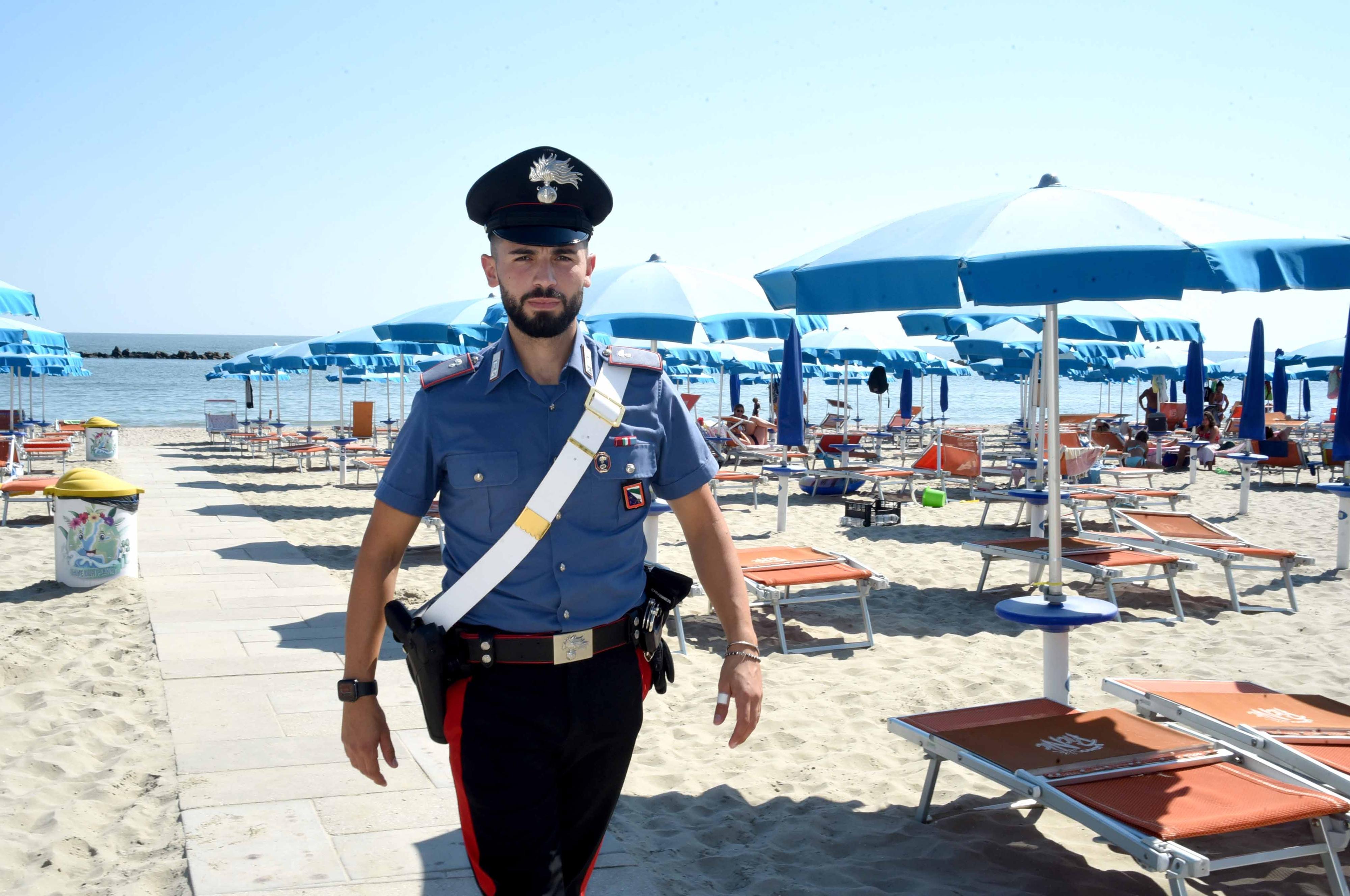 Incastrato dalla maglia del Napoli: poco prima aveva rapinato 4 ragazzi in spiaggia a Riccione Incastrato dalla maglia del Napoli: poco prima aveva rapinato 4 ragazzi in spiaggia a Riccione