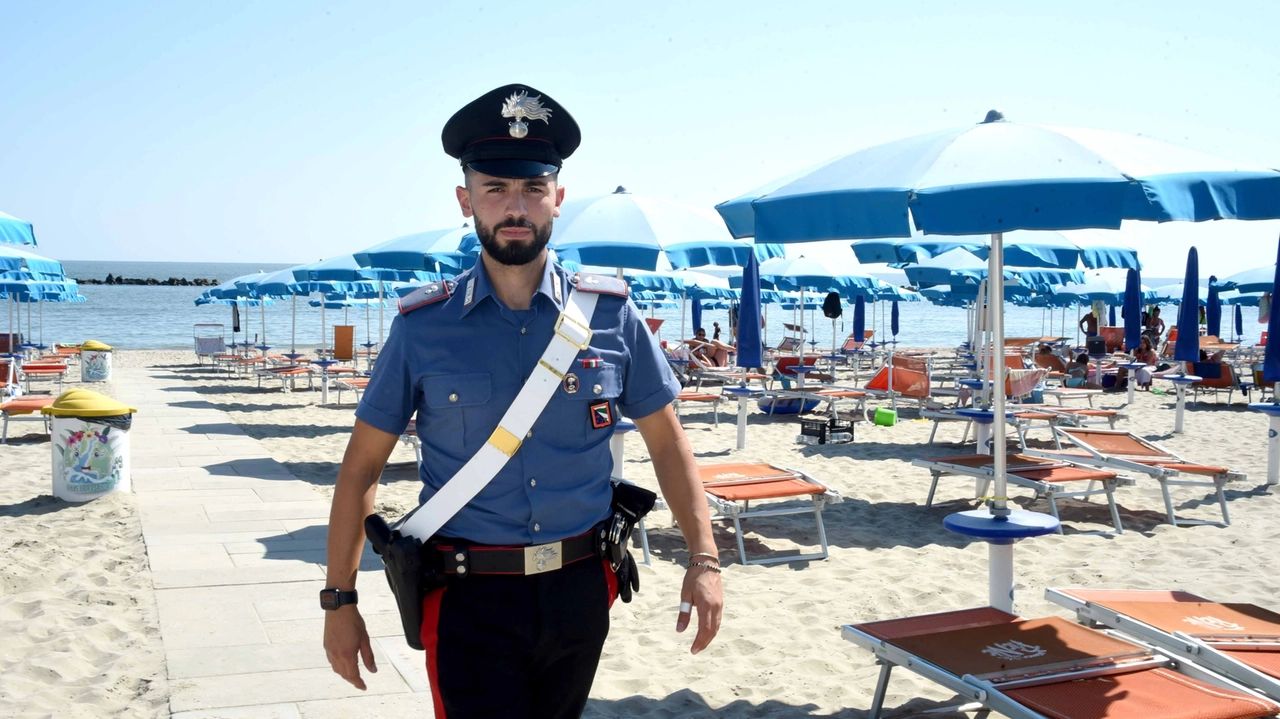 Controlli dei carabinieri in spiaggia (foto di repertorio)