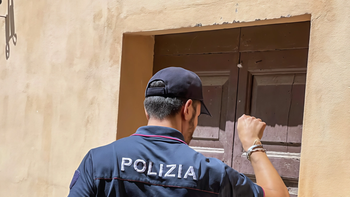 Il tono di voce della donna ha insospettito i poliziotti, che sono subito intervenuti nella casa Il tono di voce della donna ha insospettito i poliziotti, che sono subito intervenuti nella casa