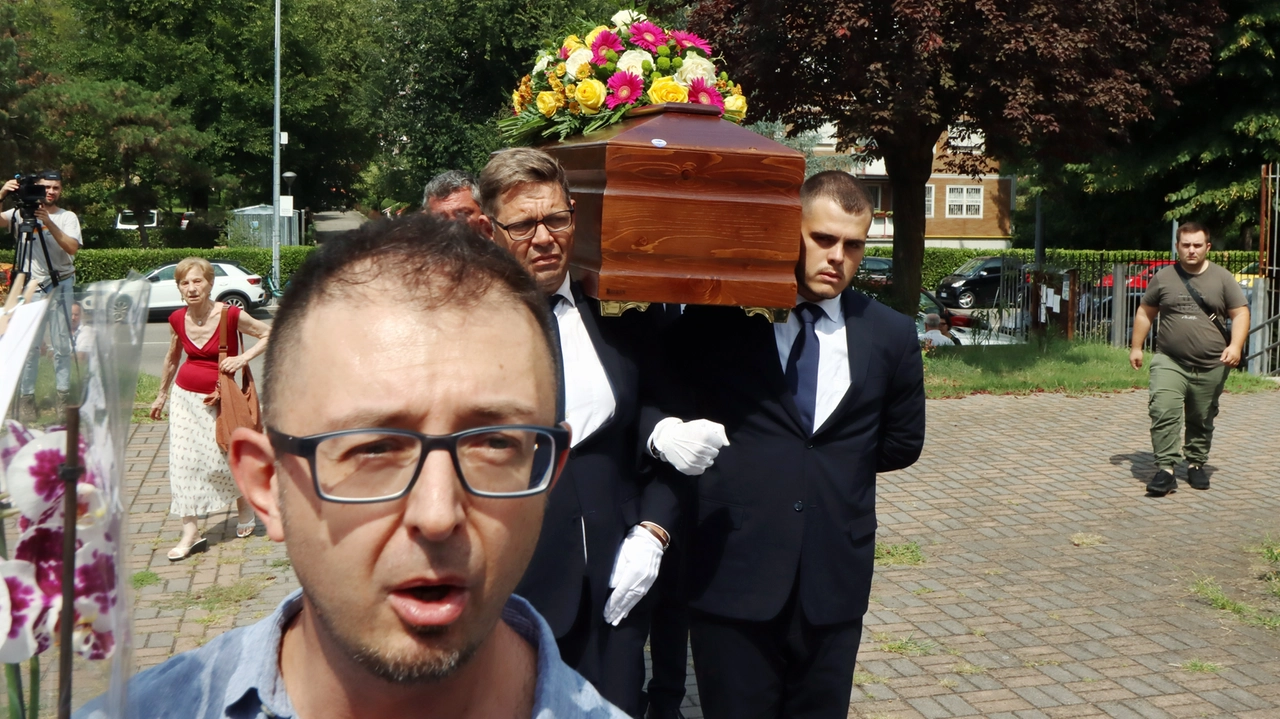 Filippo di Terlizzi, uno dei figli di Cecilia, distrutto dal dolore il giorno dei funerali