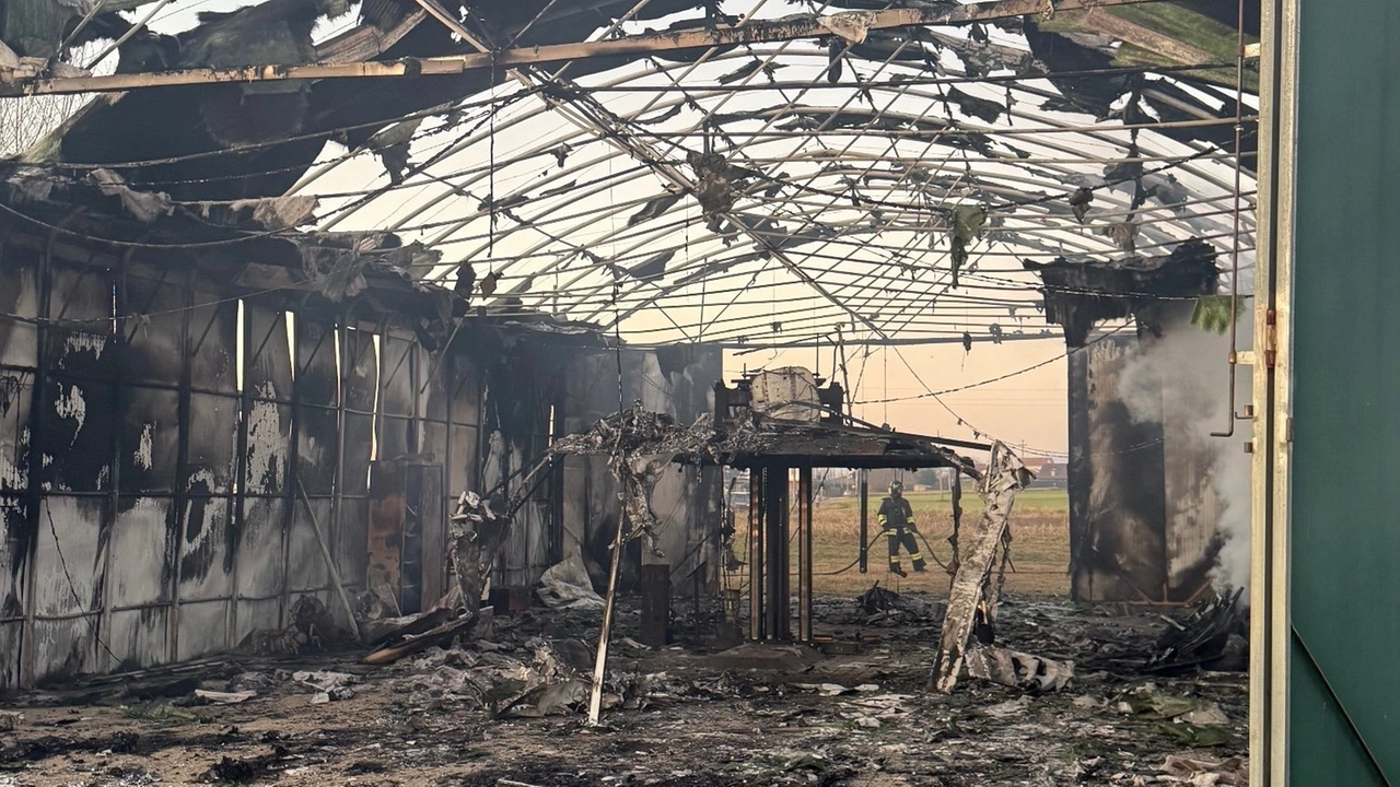Lo scheletro di uno degli hangar distrutti