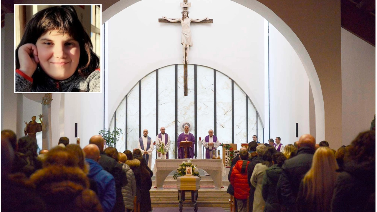 Il funerale di Elisa Marchesini, la studentessa 15enne travolta e uccisa da un bus mentre andava a scuola a Cremona
