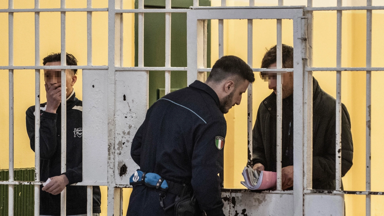Gli agenti nel carcere milanese di San Vittore Gli agenti nel carcere milanese di San Vittore