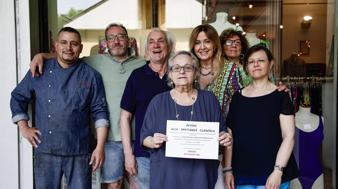 Notti di shopping, gruppo di esercenti contro il cantiere di via Bersaglio e la chiusura del parcheggio Notti di shopping, gruppo di esercenti contro il cantiere di via Bersaglio e la chiusura del parcheggio