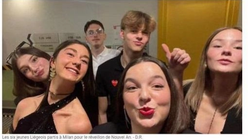 Il gruppo di amici belgi posano sorridenti per un selfie. Una vacanza rovinata a Capodanno in piazza Duomo. La prima a sinistra, in primo piano, è Laura Barbier Il gruppo di amici belgi posano sorridenti per un selfie. Una vacanza rovinata a Capodanno in piazza Duomo. La prima a sinistra, in primo piano, è Laura Barbier