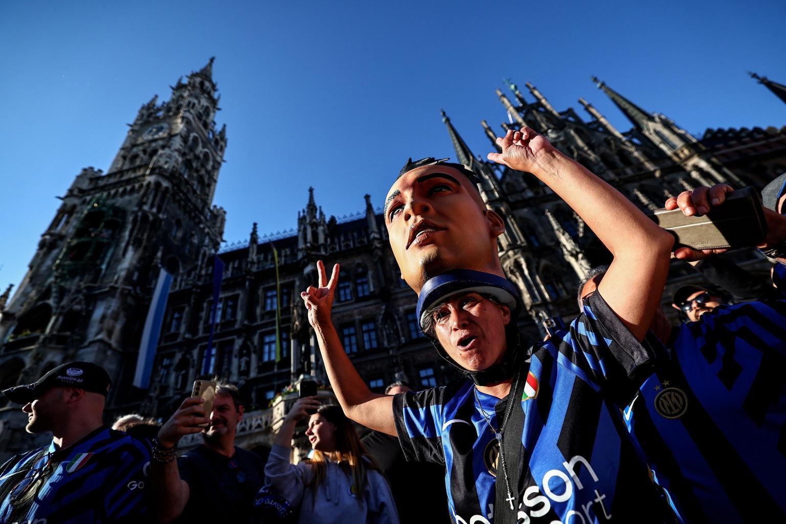 inter rifinitura e rientro in albergo circondato dai tifosi e a monaco è un orda nerazzurra da Ilgiorno.it inter rifinitura e rientro in albergo circondato dai tifosi e a monaco è un orda nerazzurra