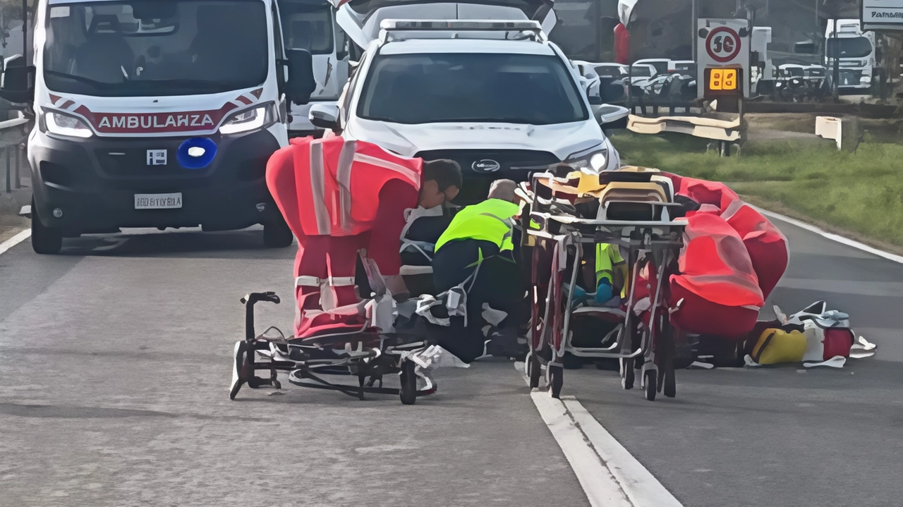 Dalla prima ricostruzione pare che due ruote e auto andassero nella stessa direzione Lo schianto dopo la grande curva che immette al Tormo Dalla prima ricostruzione pare che due ruote e auto andassero nella stessa direzione Lo schianto dopo la grande curva che immette al Tormo