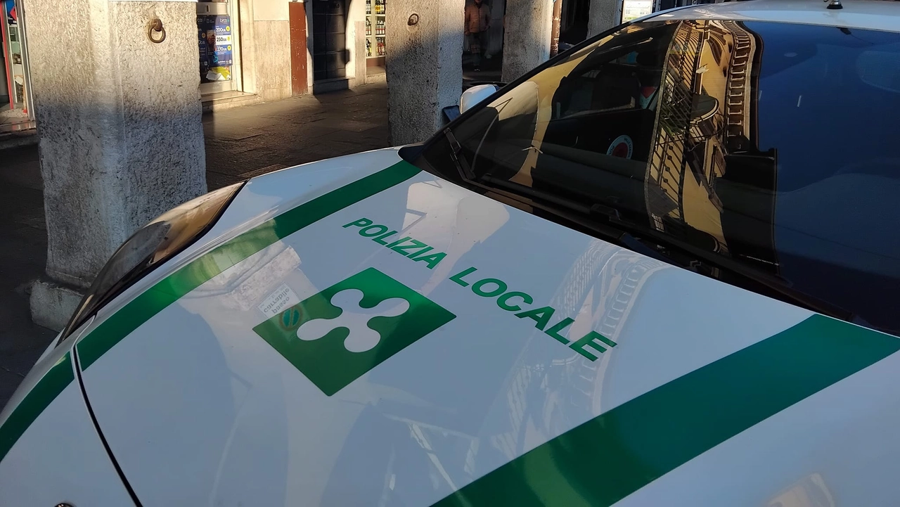 Polizia locale in azione, riportata ai genitori una bimba che si era persa Polizia locale in azione, riportata ai genitori una bimba che si era persa