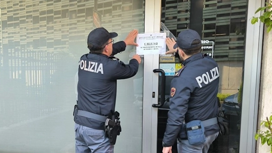 Gli agenti affiggono il provvedimento emesso dal questore Gli agenti affiggono il provvedimento emesso dal questore
