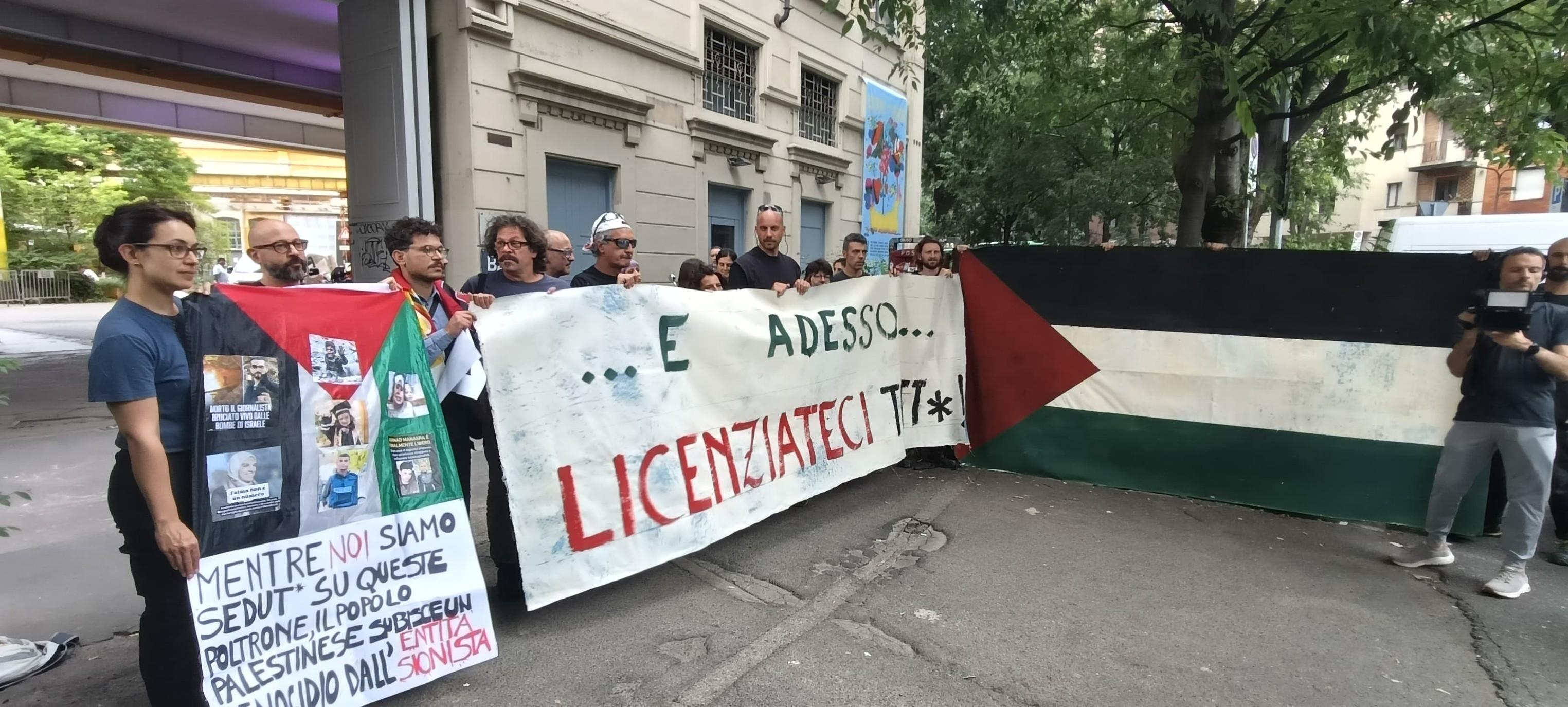 Teatro alla Scala, flash mob dei colleghi della maschera licenziata per aver urlato “Palestina libera” Teatro alla Scala, flash mob dei colleghi della maschera licenziata per aver urlato “Palestina libera”