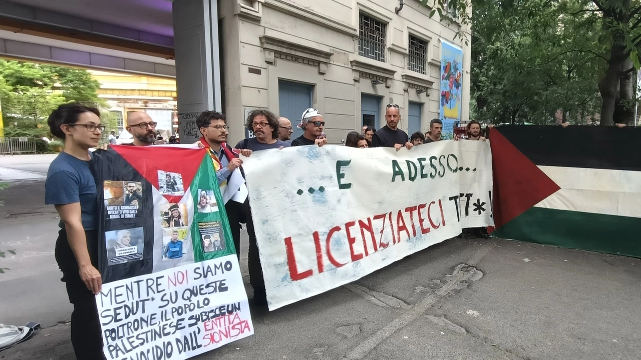 Teatro alla Scala, flash mob per la maschera licenziata dopo aver urato “Palestina libera”