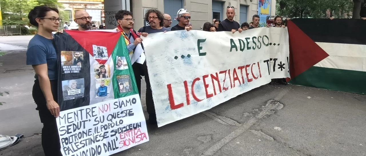Teatro alla Scala, flash mob dei colleghi della maschera licenziata per aver urlato “Palestina libera”