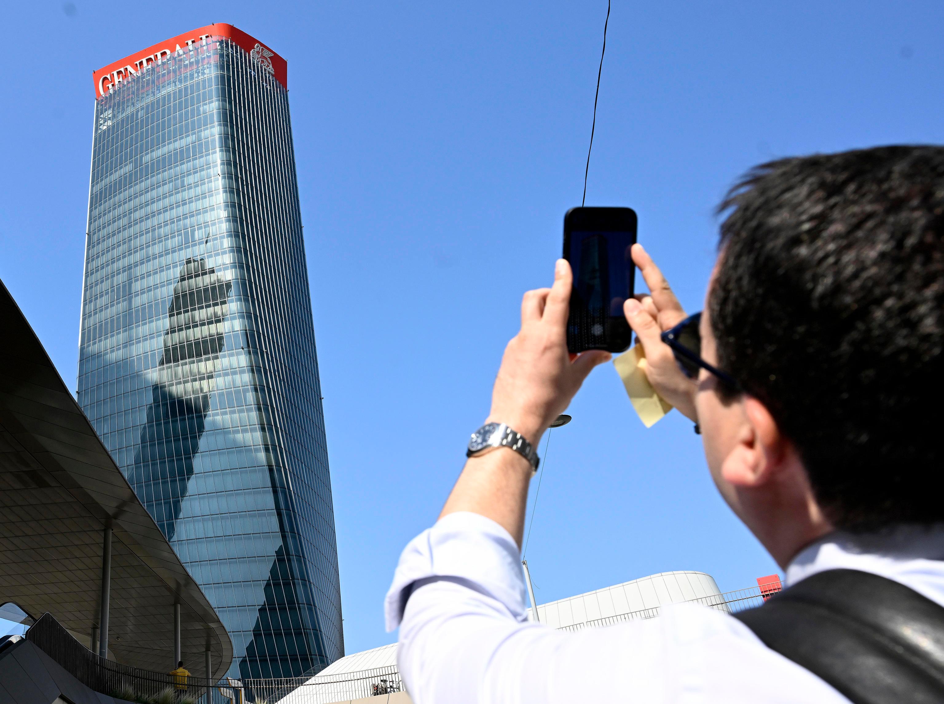 Insegna Generali pericolante a CityLife, c’erano i sensori di sicurezza: hanno segnalato qualcosa di anomalo? Insegna Generali pericolante a CityLife, c’erano i sensori di sicurezza: hanno segnalato qualcosa di anomalo?