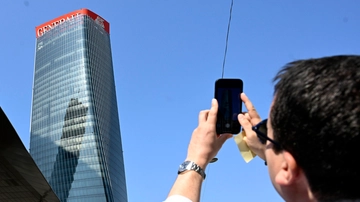 Insegna Generali pericolante a CityLife, i sensori di sicurezza hanno segnalato qualcosa di anomalo prima del crollo?