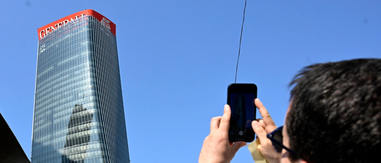 Insegna Generali pericolante a CityLife, c’erano i sensori di sicurezza: hanno segnalato qualcosa di anomalo?