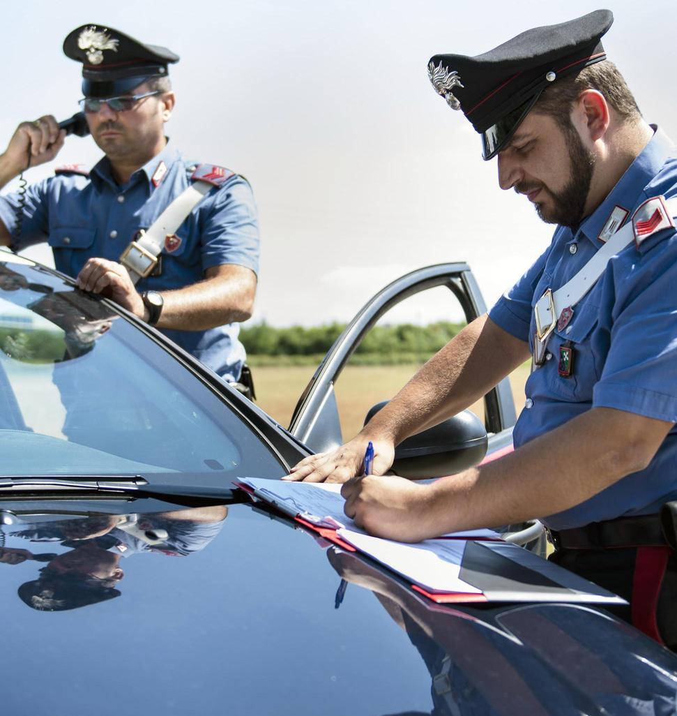 cesate stalker finisce in manette entra in chiesa durante la messa e minaccia il parroco dammi i soldi