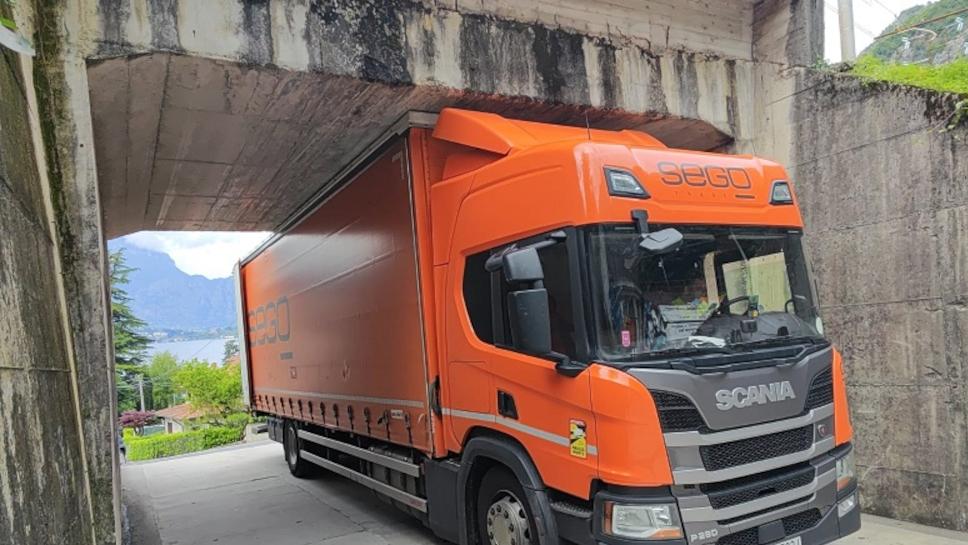 Lierna, il sottopasso è diventato troppo basso e i camion si incastrano: l Lierna, il sottopasso è diventato troppo basso e i camion si incastrano: l