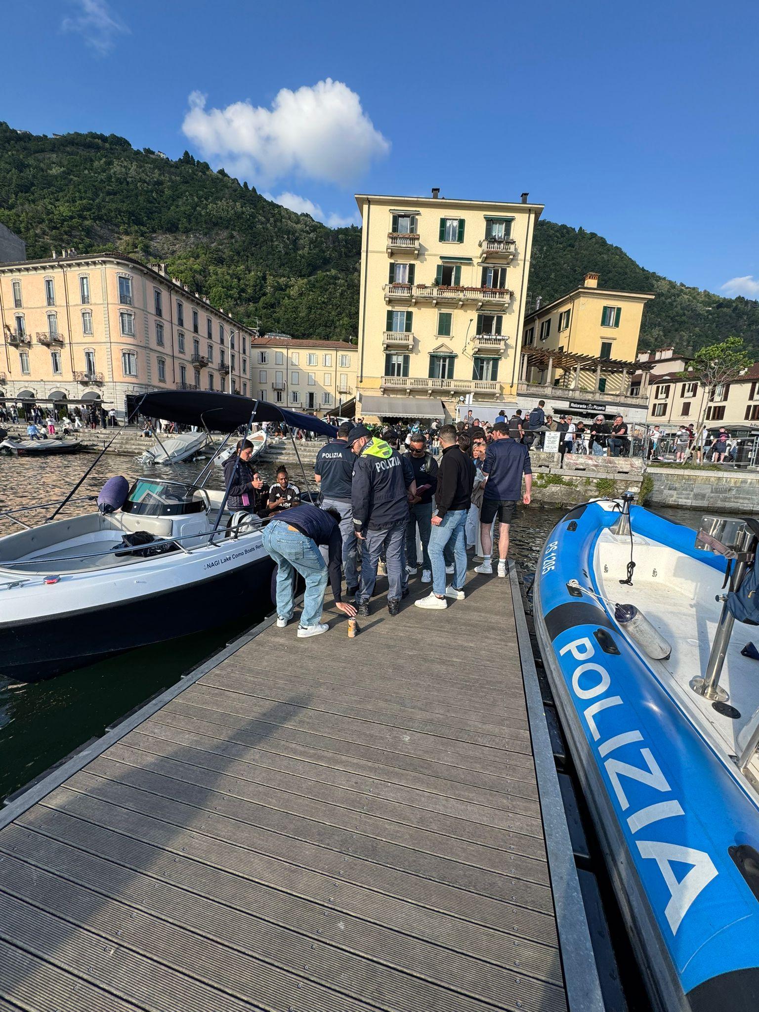 La polizia al Molo Sant’Agostino di Como: al setaccio le imbarcazioni ormeggiate La polizia al Molo Sant’Agostino di Como: al setaccio le imbarcazioni ormeggiate