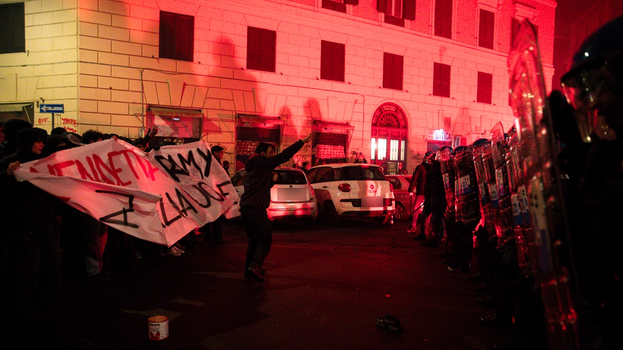 Scontri tra forze dell'ordine e manifestanti la scorsa notte nel quartiere San Lorenzo a Roma Scontri tra forze dell'ordine e manifestanti la scorsa notte nel quartiere San Lorenzo a Roma