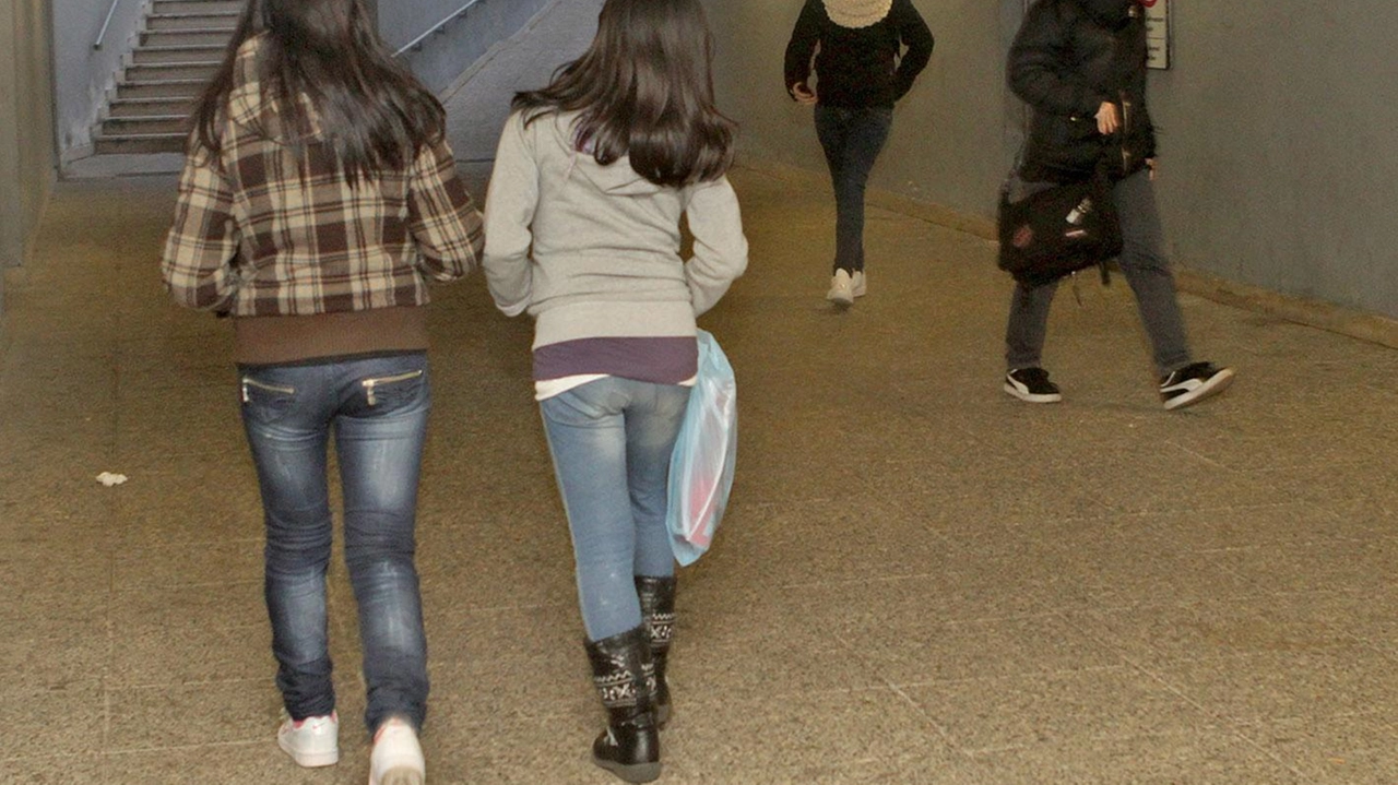Il sottopasso a Locate dove è avvenuta l’aggressione ai danni del ragazzino accerchiato da altri minorenni che gli hanno rubato la collanina d’oro Il sottopasso a Locate dove è avvenuta l’aggressione ai danni del ragazzino accerchiato da altri minorenni che gli hanno rubato la collanina d’oro