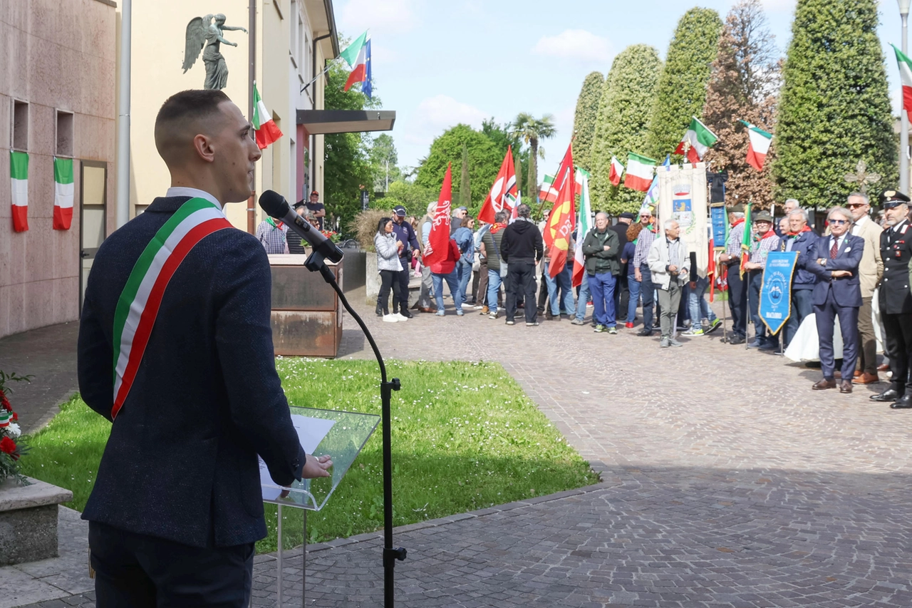 Brescia 25 aprile contestazioni degli antifascisti al sindaco di Maclodio