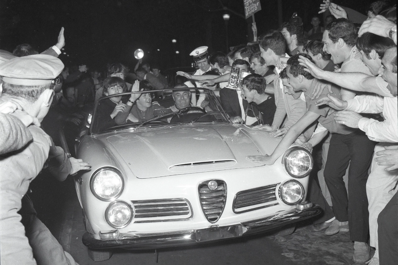 I Fab Four su un'Alfa Romeo 2600 “Spider”