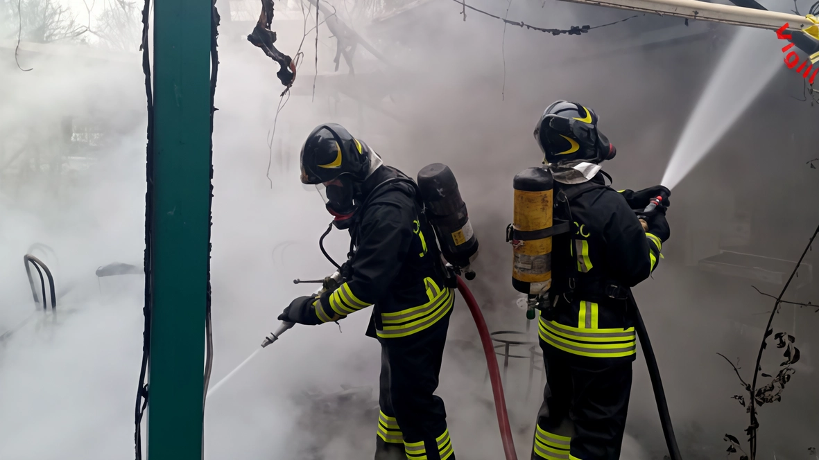 L’incendio doloso al dehors del Chiosco in via Sant’Andrea aveva divorato in pochi minuti tutti gli arredi L’incendio doloso al dehors del Chiosco in via Sant’Andrea aveva divorato in pochi minuti tutti gli arredi
