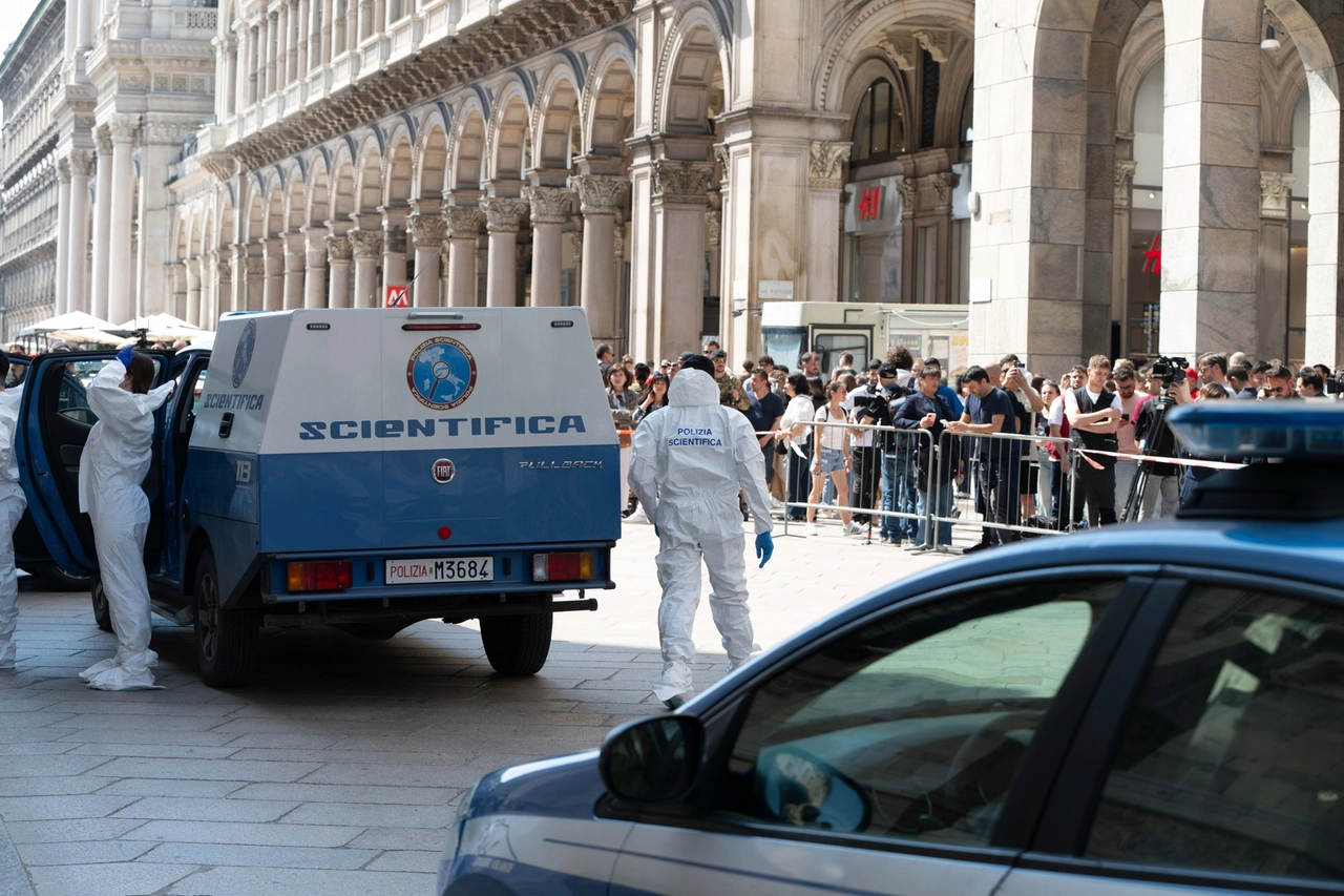 L'area transennata e l'intervento della Scientifica della polizia