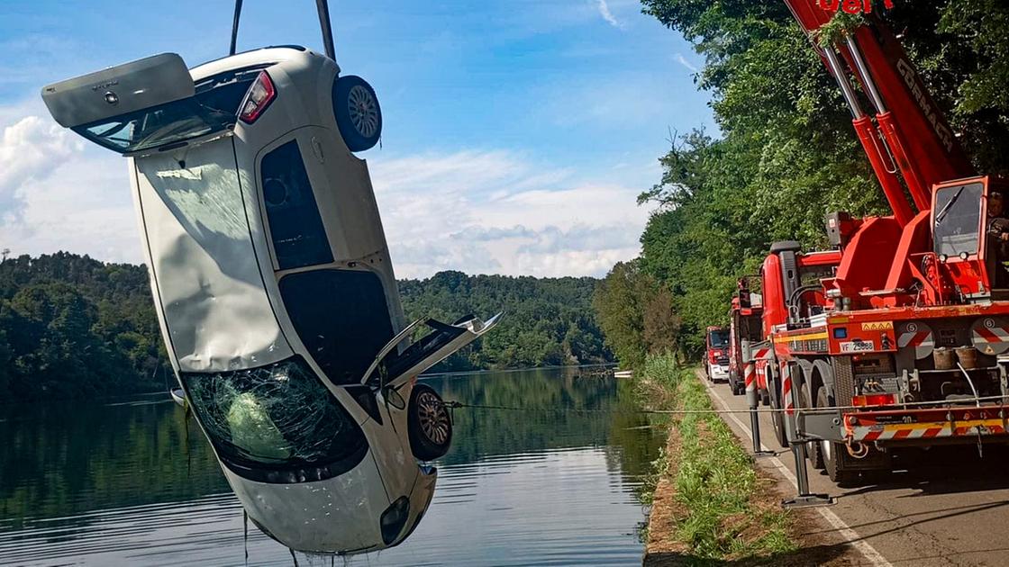 Finisce con l’auto nel canale a Somma Lombardo, ma riesce miracolosamente a uscire e nuotare fino a riva Finisce con l’auto nel canale a Somma Lombardo, ma riesce miracolosamente a uscire e nuotare fino a riva