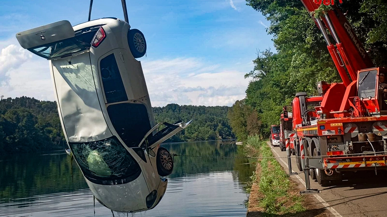 L'auto finita nel canale L'auto finita nel canale