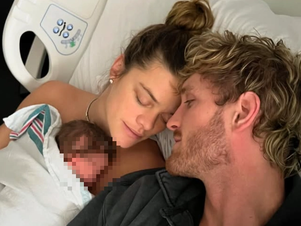 Logan Paul e Nina Agdal nel giorno della anscita della loro figlia Esmé (Foito Instagram)